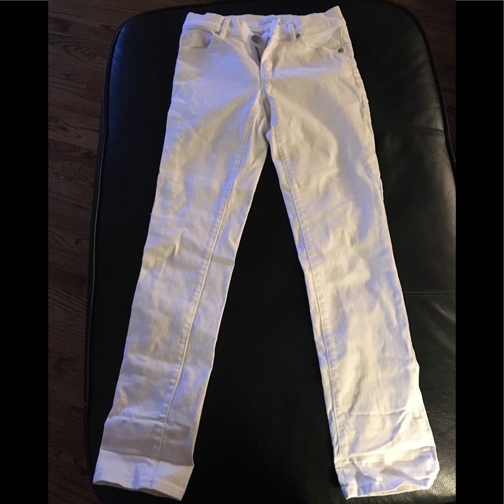 Cute white skinny jeans!